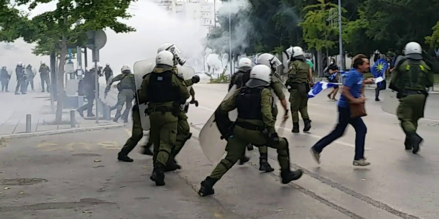 «Ο γυμνός διαδηλωτής και η καλόγρια» - ΦΩΤΟΓΡΑΦΙΑ από τη Θεσσαλονίκη κάνει τον γύρο του κόσμου