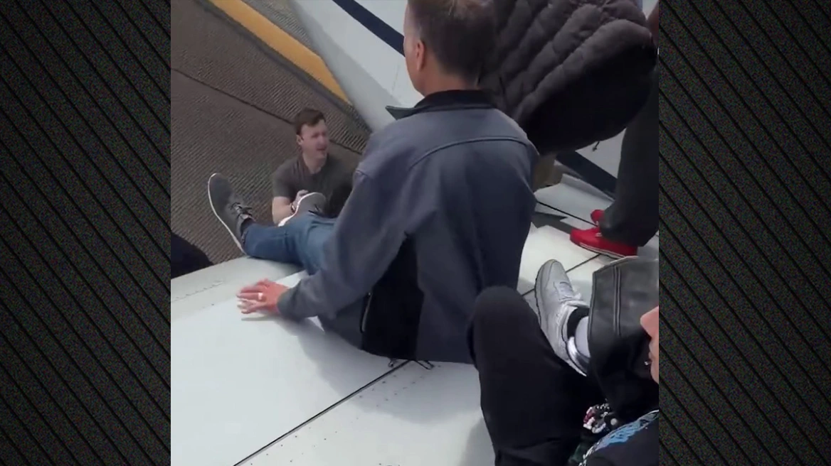 Θρίλερ σε πτήση: Αναγκαστική προσγείωση υπό το φόβο βόμβας - Οι επιβάτες κατέβηκαν από τα φτερά - Δείτε βίντεο