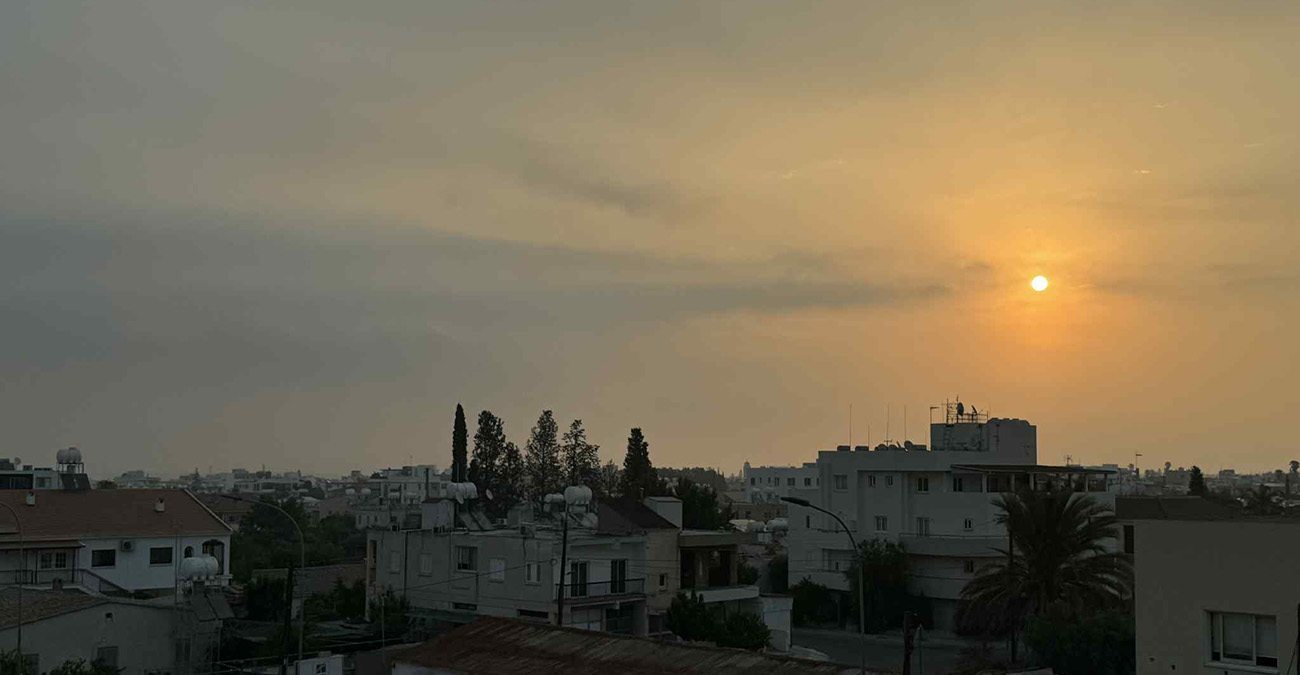 Καιρός: Μία κάτω, μία πάνω η θερμοκρασία - Αυξάνεται η σκόνη - Μην πλύνετε ακόμη το αυτοκίνητο, έρχονται βροχές