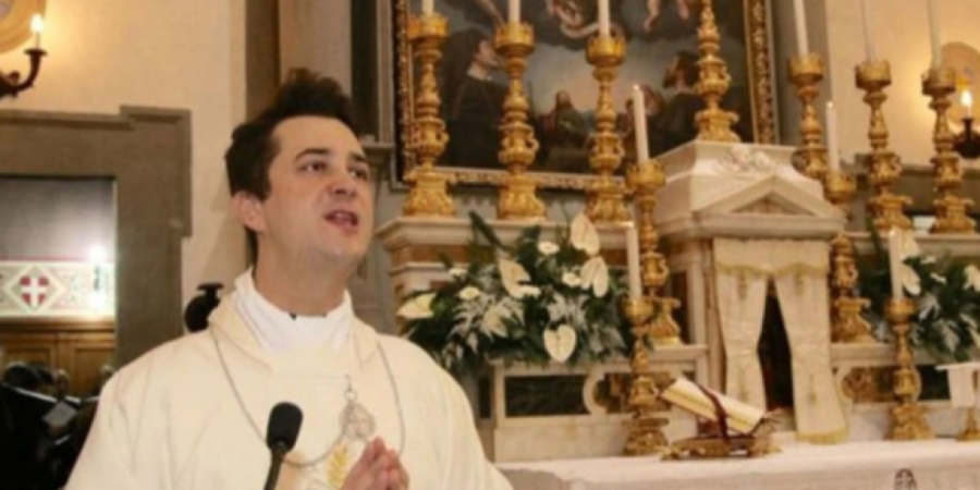 Σάλος στην Ιταλία με 40χρονο ιερέα: Έκλεψε το «παγκάρι» και αγόρασε ναρκωτικά για πάρτι οργίων