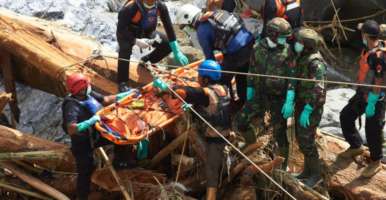 Τιτάνιος αγώνας για εντοπισμό επιζώντων στη νοτιοανατολική Ασία από τις φονικές πλημμύρες -1.200 νεκροί, εκατομμύρια εκτοπισμένοι