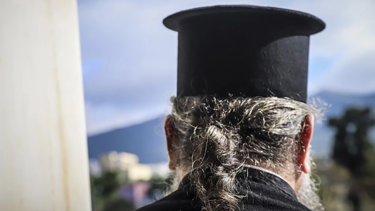 Ιερέας βρήκε νεαρό ζευγάρι σε ερωτικές περιπτύξεις μέσα σε παρεκκλήσι: Η κίνηση με τα 100 ευρώ που άφησε τους πάντες άφωνους