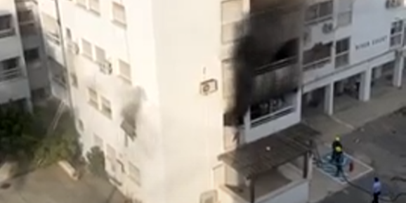 Καρέ-καρέ η διάσωση του πολίτη από το διαμέρισμα που τυλίχθηκε στις φλόγες - Μεταφέρθηκε στο Νοσοκομείο -ΒΙΝΤΕΟ