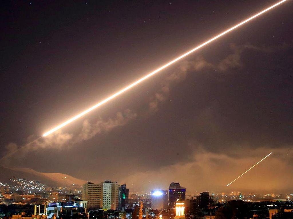 Επίθεση με πυραύλους σε στρατιωτικό αεροδρόμιο στη Δαμασκό