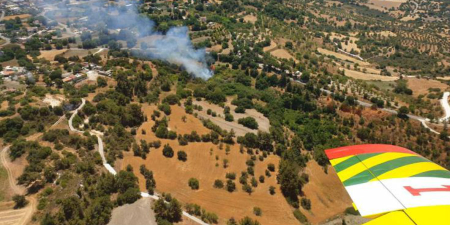 Μάχη με τις φλόγες δίνουν οι πυροσβέστες στη Λυσού - Πολύ ισχυροί ανέμοι δυσκολεύουν το έργο τους 