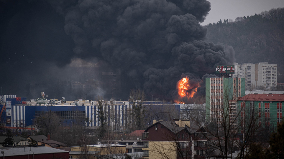 Κόλαση φωτιάς στη Λβιβ από πυραυλικές επιθέσεις σε πετρελαϊκές εγκαταστάσεις - Πέντε τραυματίες