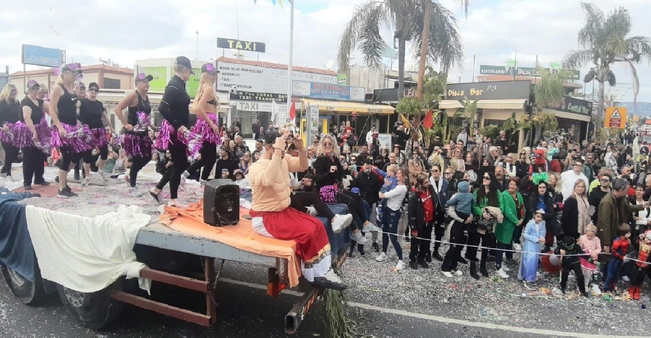 Πλήθος κόσμου στην αποκριάτικη παρέλαση του Δήμου Πέγειας - Φωτογραφίες