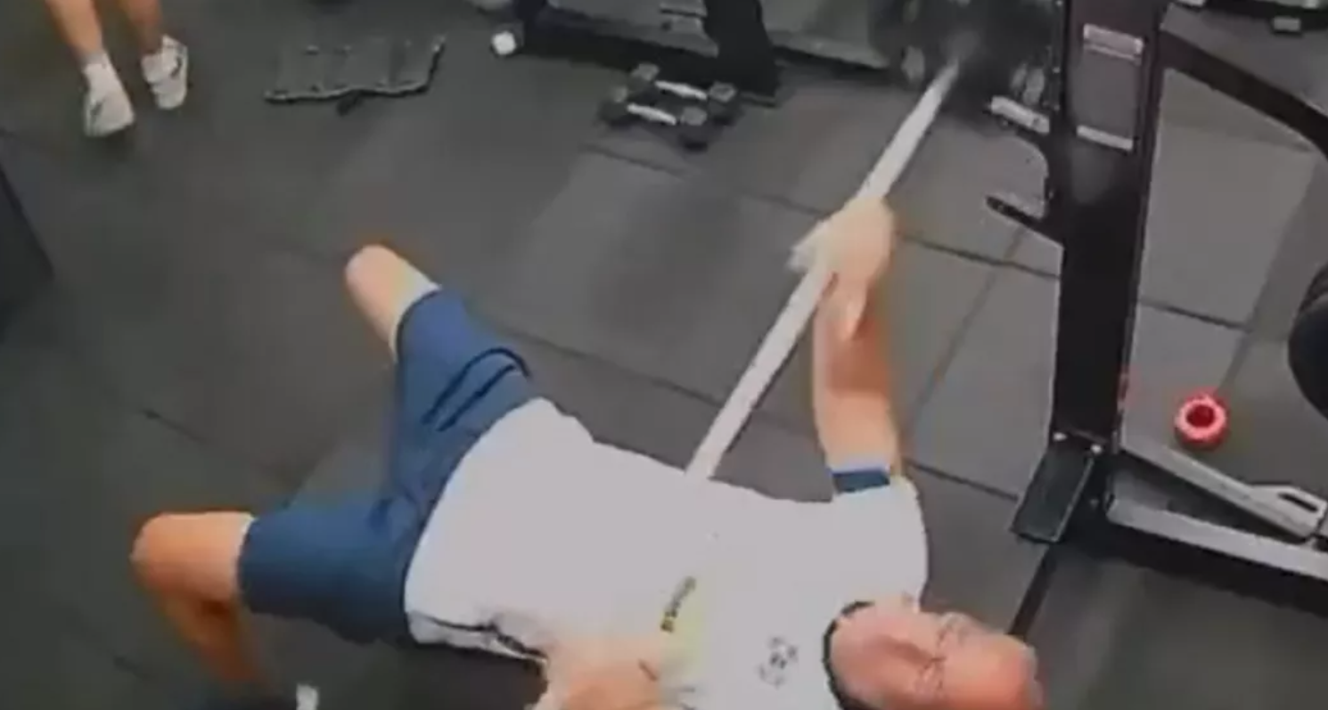 VIDEO: Σοκαριστικός θάνατος σε γυμναστήριο στη Βραζιλία - Η μπάρα με τα βάρη έπεσε στο στήθος 55χρονου