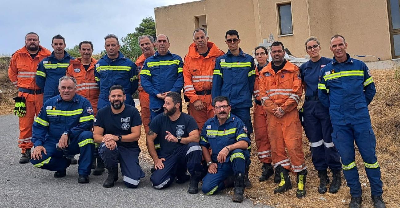 Συγκινητική στιγμή: Στο σημείο της πτώσης του μοιραίου αεροπλάνου της «Helios» η κυπριακή αποστολή στις πυρκαγιές - Απέτισαν φόρο τιμής στα 121 θύματα 