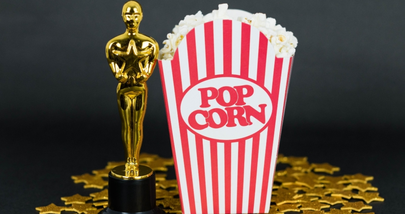 Από πίτσες μέχρι σοκολατένια αγαλματίδια με χρυσόσκονη - Τι τρώνε οι σταρ τη βραδιά των Όσκαρ