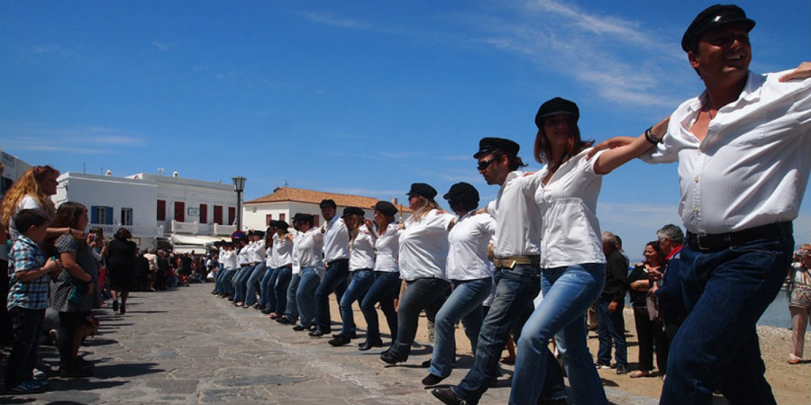 ΠΑΦΟΣ: Εκατοντάδες χόρεψαν χασάπικο για καλό σκοπό