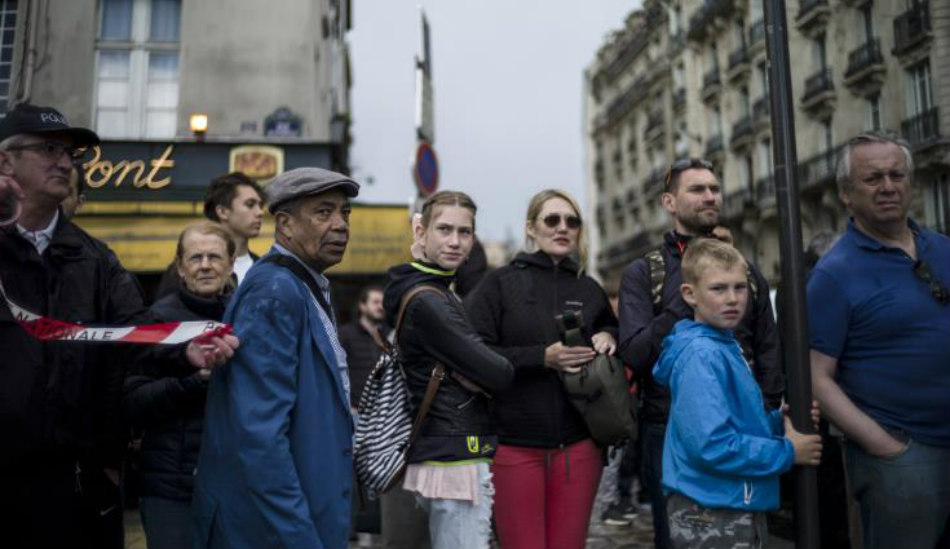 Aνδρας προσπάθησε να πέσει με το αυτοκίνητο σε πλήθος μπροστά σε τέμενος στο Παρίσι