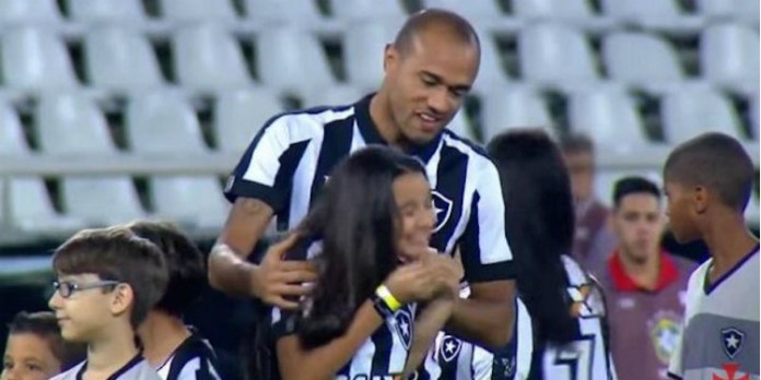 Ανατριχίλα: Παίκτης μπαίνει στο γήπεδο με την τυφλή κόρη του και ο κόσμος τους αποθεώνει (video)