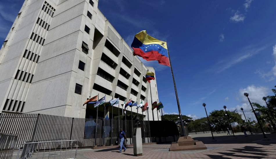 Χειροβομβίδες από Αστυνομικό ελικόπτερο έπληξαν το ανώτατο δικαστήριο της Βενεζουέλας