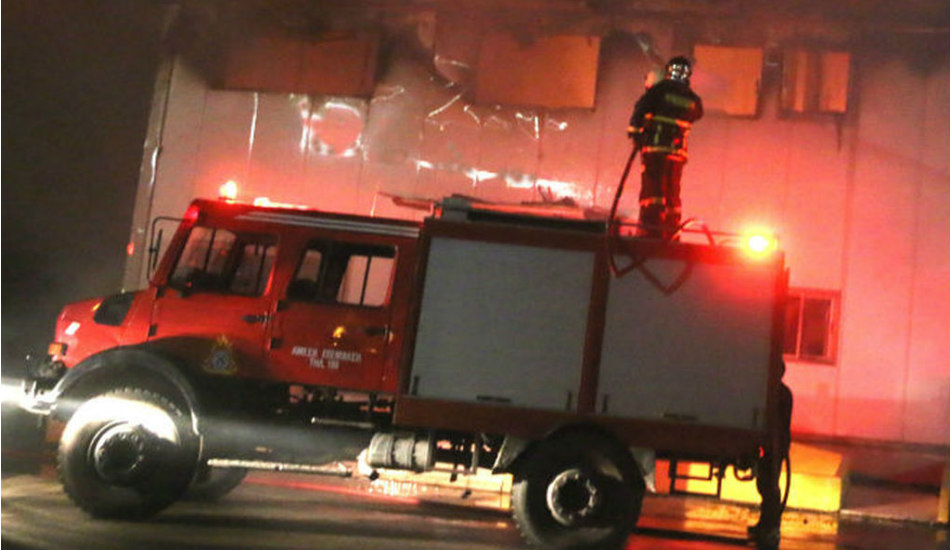 ΛΑΡΝΑΚΑ: Έβαλαν φωτιά σε μεταλλικό βαρέλι και λίγο έλειψε να κάψουν ολόκληρο ξυλουργείο