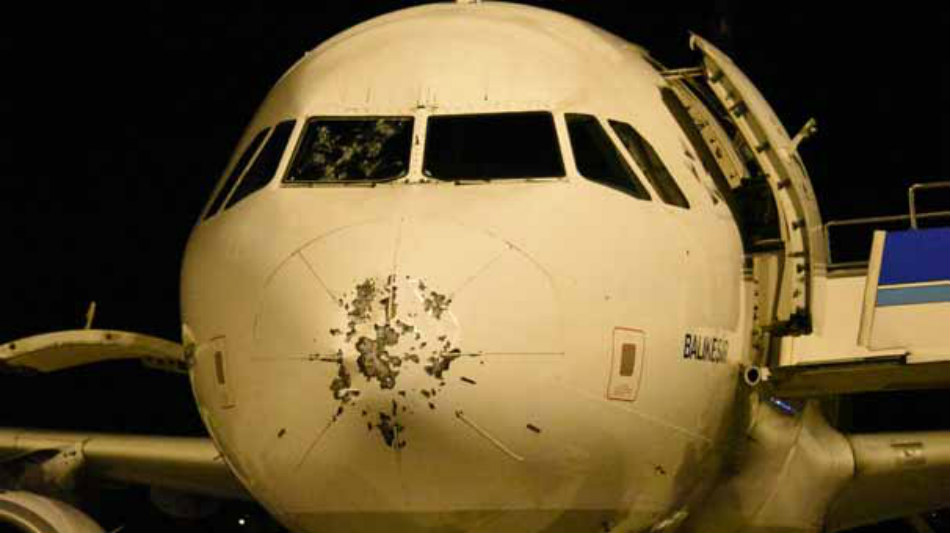 Ώρες αγωνίας για αεροπλάνο με προορισμό την κατεχόμενη Κύπρο – Έσπασε το τζάμι του πιλοτηρίου και τραυματίστηκε η «μύτη»