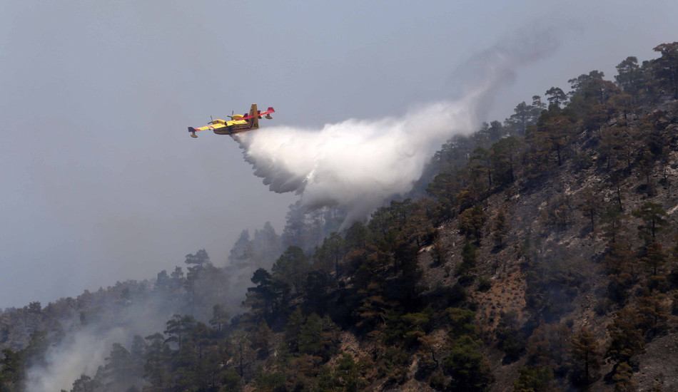 ΛΕΜΕΣΟΣ: Πυρκαγιά εντοπίστηκε από αεροπλάνο του Τμ. Δασών σε περιπολία – Άμεση ρίψη νερού