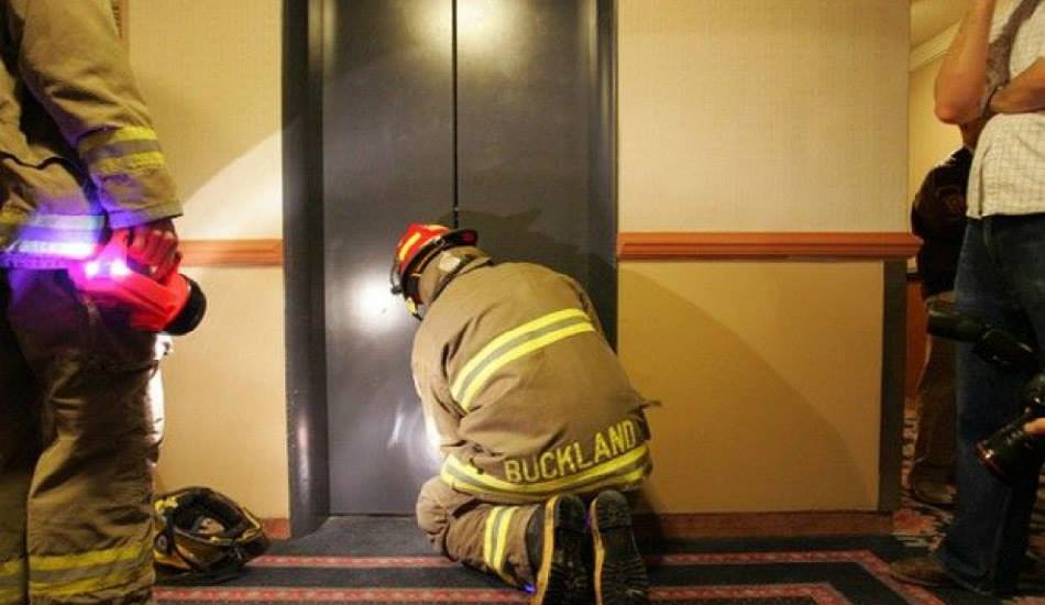 ΛΕΜΕΣΟΣ: Ασανσέρ έπεσε στο κενό – Εγκλωβισμένος άντρας εντός του ανελκυστήρα