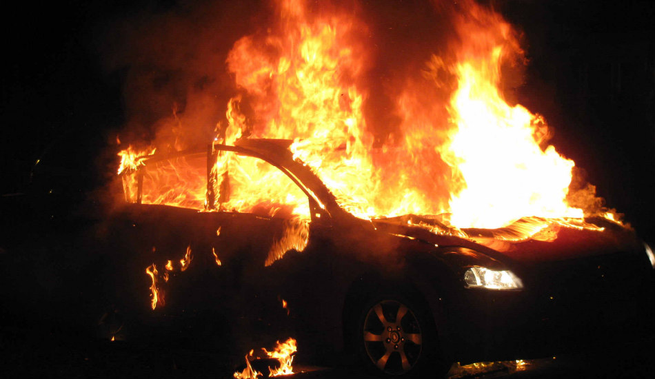 ΣΤΡΟΒΟΛΟΣ: Στις φλόγες τυλίχθηκε όχημα - Ήταν σταθμευμένο σε δημόσιο δρόμο - Επηρεάστηκε κι άλλο όχημα