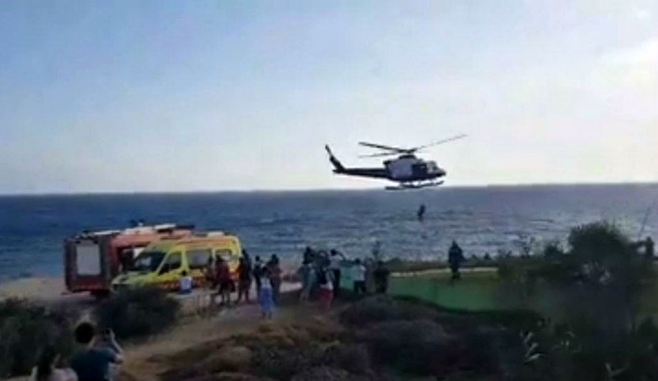 ΑΓΙΑ ΝΑΠΑ: H στιγμή  διάσωσης των δυο ανηλίκων από τις θαλάσσιες σπηλιές - VIDEO