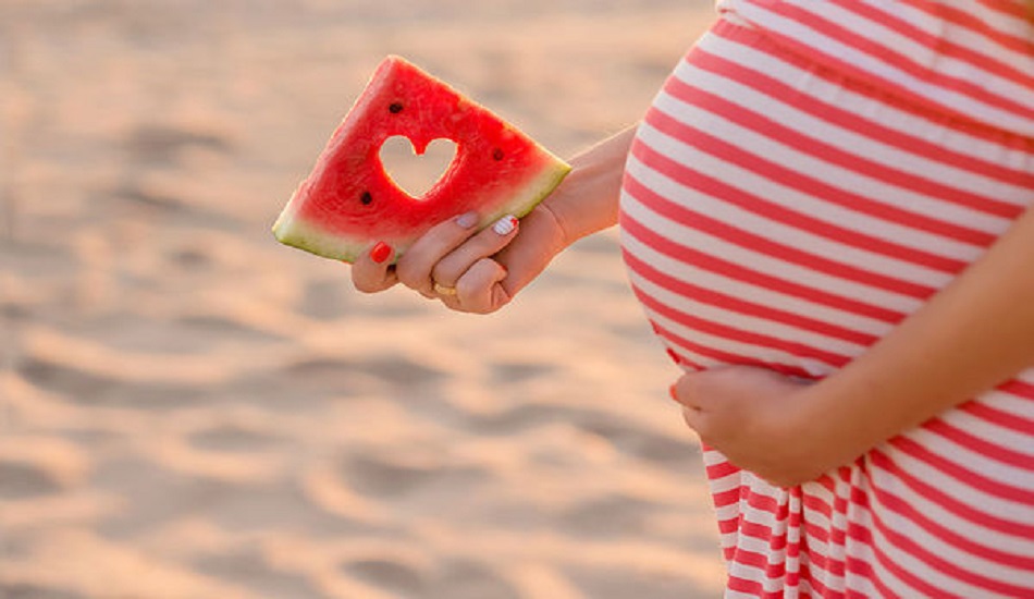 Oι επτά τροφές που θα σας κρατήσουν ενυδατωμένες το καλοκαίρι κατά την εγκυμοσύνη σας