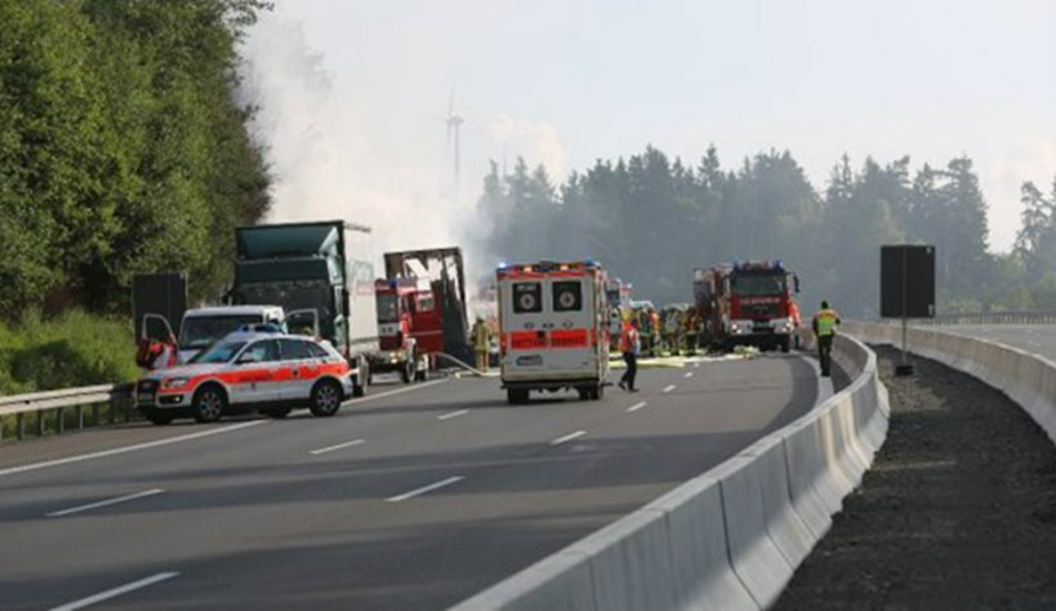 Γερμανία: Κάηκε ολοσχερώς λεωφορείο μετά από τροχαίο με φορτηγό -Νεκροί 18 άνθρωποι- VIDEO