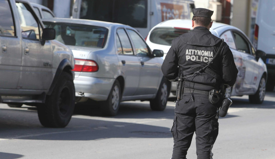 ΛΑΡΝΑΚΑ: Κύπριος οδηγός κουτούλησε αστυνομικό – Έβριζε και τους έφτυνε - Ζημιές και στο περιπολικό