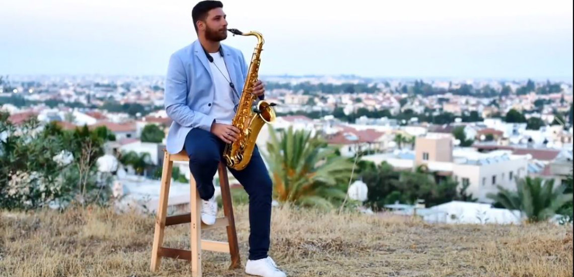 Ο Κύπριος σαξοφωνίστας που έπαιξε το «Despacito» και απέσπασε ασύλληπτο αριθμό προβολών μέσα σε μια μέρα – VIDEO