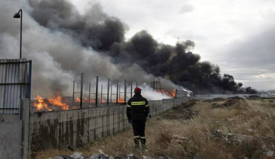 ΛΑΡΝΑΚΑ: Για τρεις ώρες "πάλευαν" με τις φλόγες οι πυροσβέστες - Ξέσπασε πυρκαγιά σε σωρούς υλικών