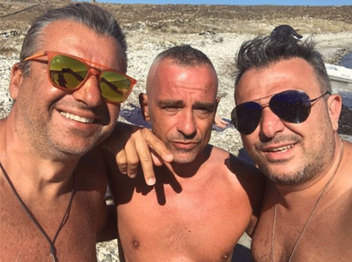 Γιώργος Λιάγκας: Ποζάρει στην παραλία μαζί με τον Erros Ramazzotti και τον Αντώνη Ρέμο - ΦΩΤΟΓΡΑΦΙΑ