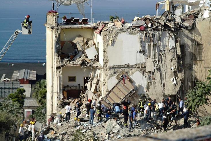 Νεκροί εντοπίστηκαν και οι 8 αγνοούμενοι μετά την κατάρρευση κτιρίου στη Νάπολη