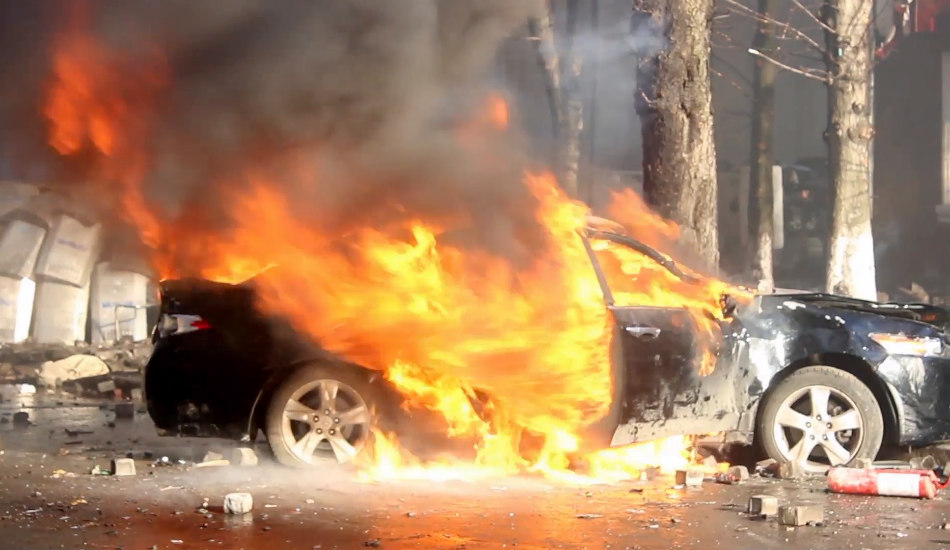 ΣΤΡΟΒΟΛΟΣ: Φωτιά σε όχημα πολυτελείας με διπλωματικές προεκτάσεις – Επεκτάθηκε και σε δεύτερο