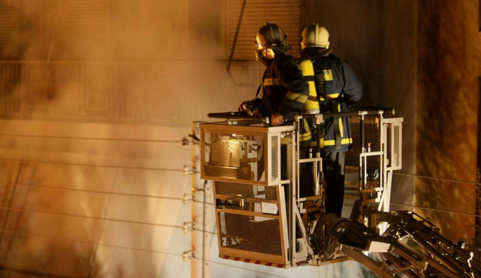 ΠΟΛΗ ΧΡΥΣΟΧΟΥΣ: Ξέσπασε πυρκαγιά σε διαμέρισμα πολυκατοικίας - Από το μπαλκόνι επιχείρησε η Πυροσβεστική