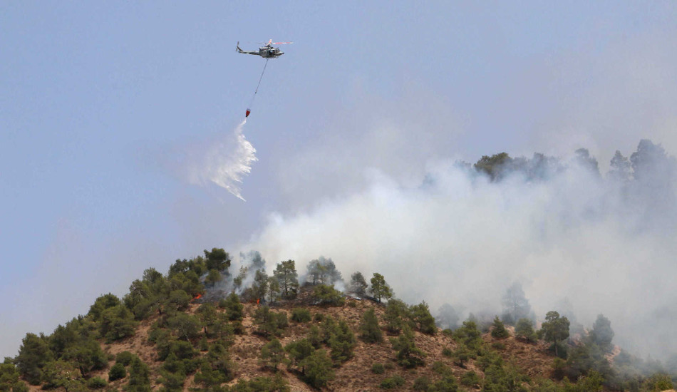 ΠΑΦΟΣ: Πυρκαγιά σε δύσβατη περιοχή στον Κάθυκα – Στη μάχη και εναέρια μέσα