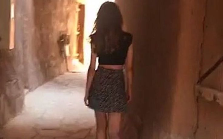 Σ. Αραβία: Ελεύθερη η νεαρή που εικονίζεται σε βίντεο να κυκλοφορεί σε ένα ιστορικό φρούριο με μίνι φούστα