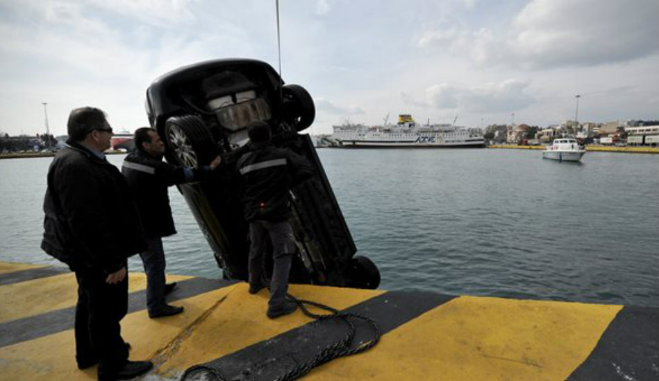 Τρομερό θανατηφόρο ατύχημα στην Ελλάδα- Οδηγός έκανε «βουτιά θανάτου» στο λιμάνι της Πάτρας – VIDEO