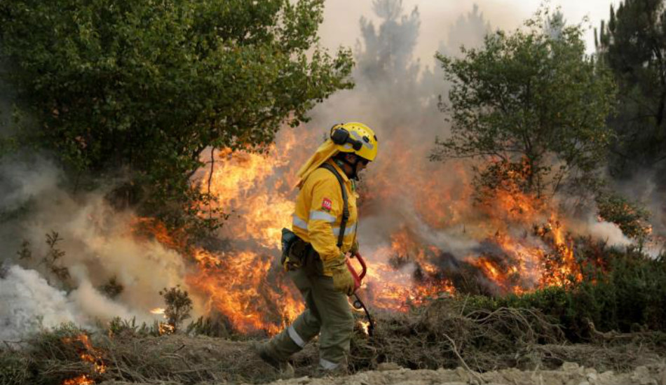 Δέκα τραυματίες σε δύο νέες πυρκαγιές στην Πορτογαλία