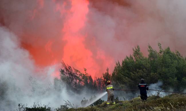 Μεγάλη φωτιά στην Ηλεία - Εκκενώνεται οικισμός