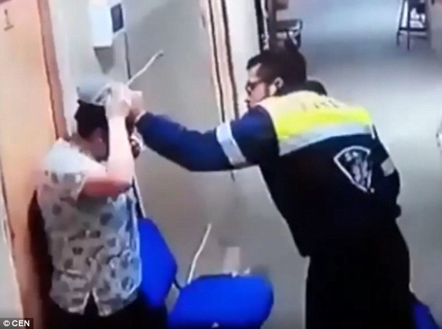 Απίστευτο περιστατικό βίας σε νοσοκομείο – Άντρας κτυπά στο στομάχι έγκυο νοσοκόμα – Επεμβαίνουν οι άντρες ασφαλείας – VIDEO