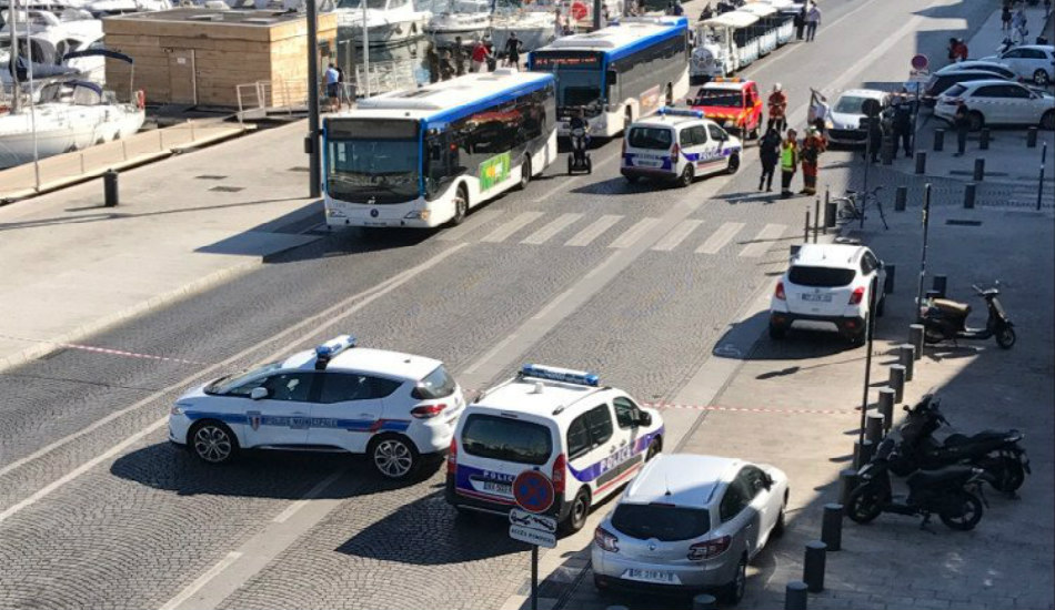 ΓΑΛΛΙΑ: Αυτοκίνητο έπεσε σε δύο στάσεις λεωφορείων στην Μασσαλία - Ένας νεκρός