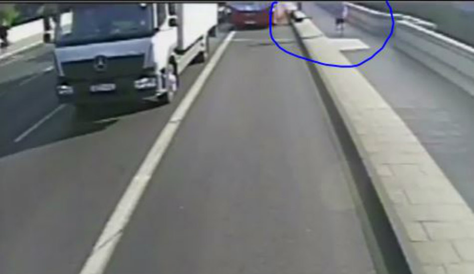 Η στιγμή που γυναίκα πέφτει στις ρόδες λεωφορείου - Την έσπρωξε άντρας που έκανε τζόκινγκ και την άφησε αβοήθητη  - VIDEO