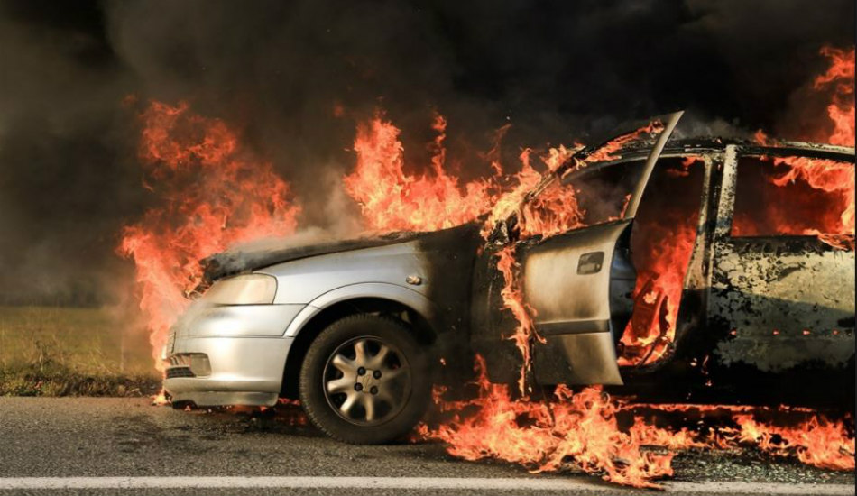 ΛΑΡΝΑΚΑ: Εξετάζει εμπρησμό οχήματος η Αστυνομία – Καταστράφηκε ολοσχερώς