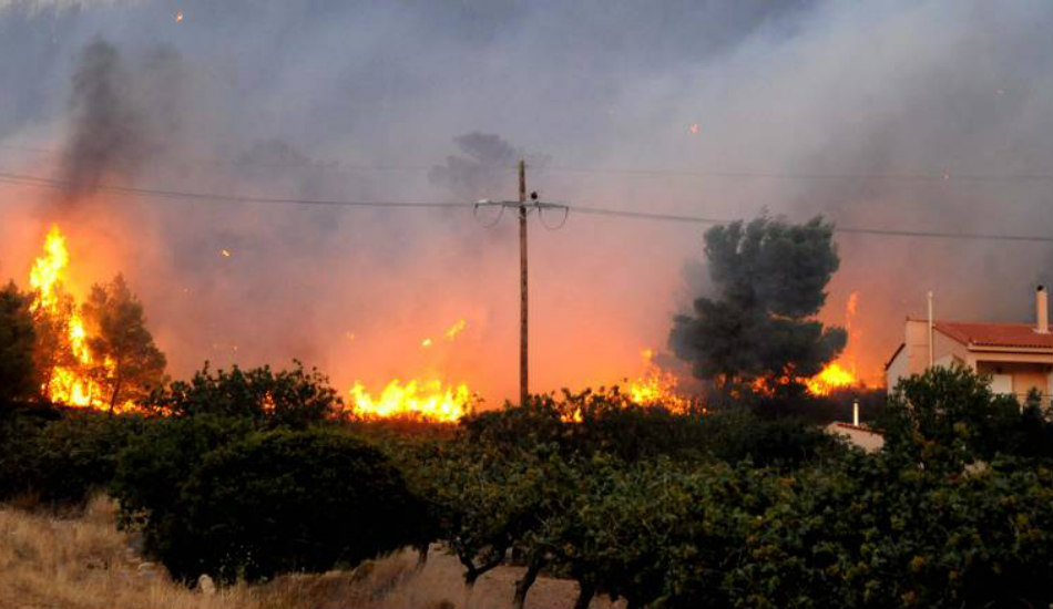 Ελλάδα: Κάηκαν σπίτια από τη φωτιά στον Κάλαμο, στο νοσοκομείο ανώτατος αξιωματικός της πυροσβεστικής