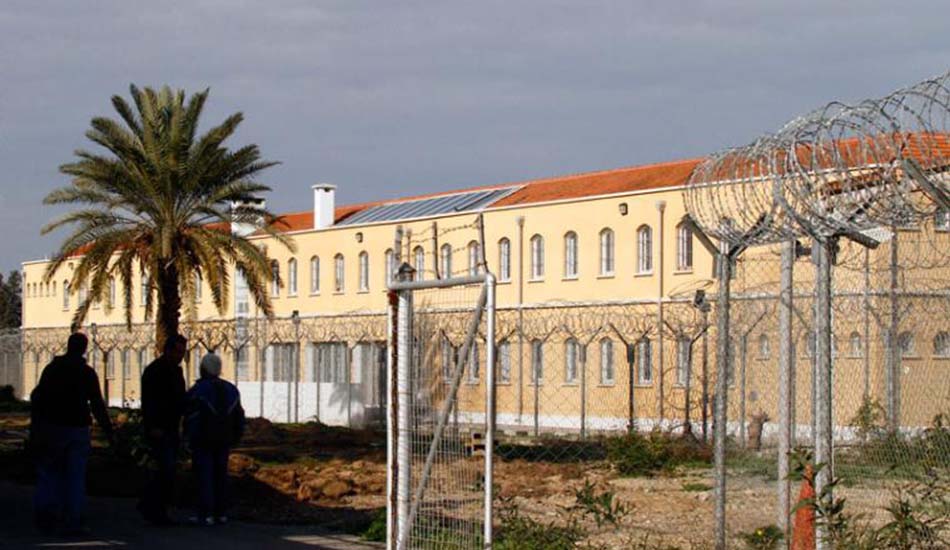 Την πύλη εξόδου των Φυλακών πέρασαν οι 38 κατάδικοι που αποφυλακίστηκαν με προεδρική χάρη