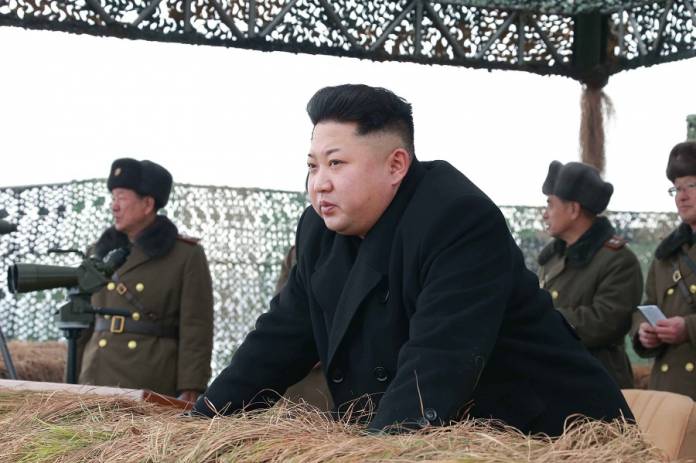 Ο Κιμ Γιονγκ-Ουν «ρίχνει τους τόνους» και κάνει πίσω για τους πυραύλους στο Γκουάμ
