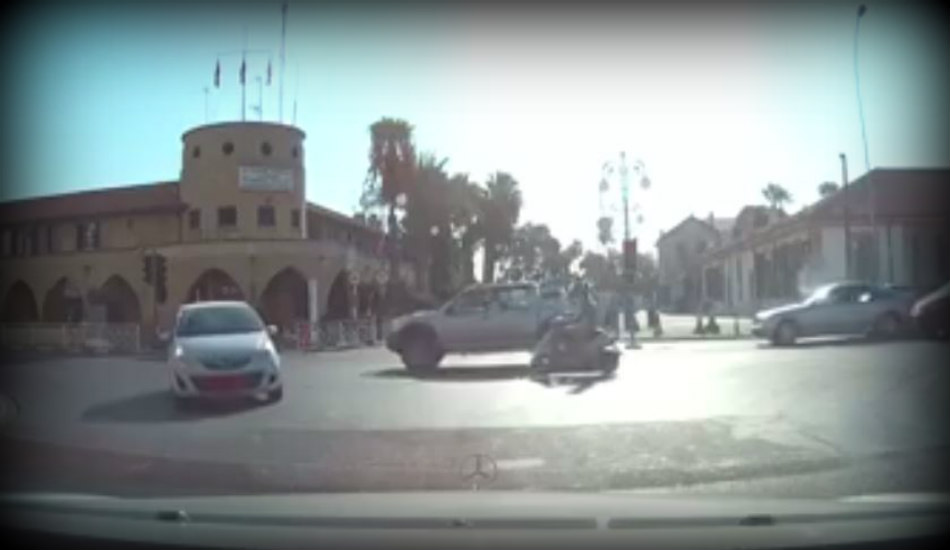 ΛΑΡΝΑΚΑ: Μια λάθος κίνηση οδηγού παραλίγο να προκαλέσει σφοδρή σύγκρουση οχημάτων – Αντέδρασε γρήγορα ευτυχώς – VIDEO