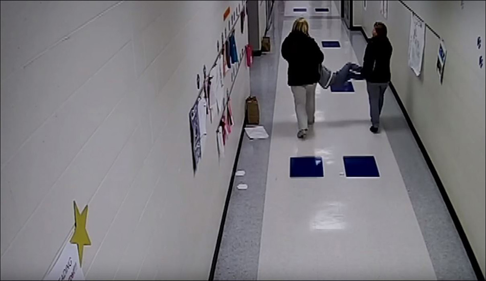 Συγκλονίζει το βίντεο με τις δασκάλες που σέρνουν μαθητή με αυτισμό - VIDEO