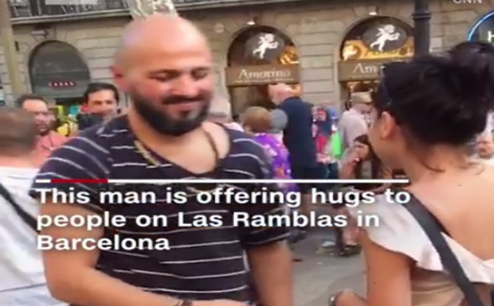 "Είμαι μουσουλμάνος, δεν είμαι τρομοκράτης. Μοιράζω αγκαλιές"- Συγκινεί ένας νεαρός στη Λας Ράμπλας! VIDEO
