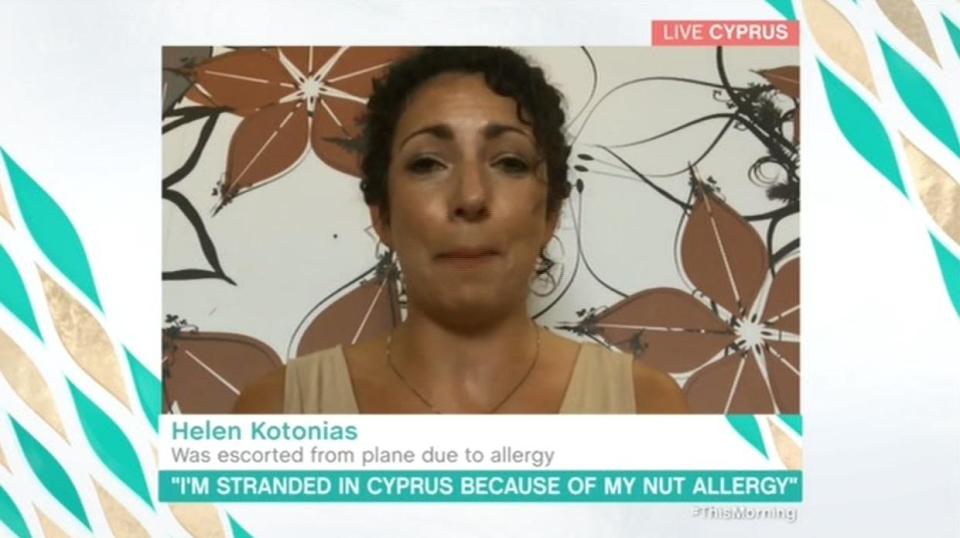 Αναστάτωση σε πτήση από την Κύπρο: Κατέβασαν από το αεροπλάνο γυναίκα με αλλεργία στους ξηρούς καρπούς – «Είσαι ηλίθια;»