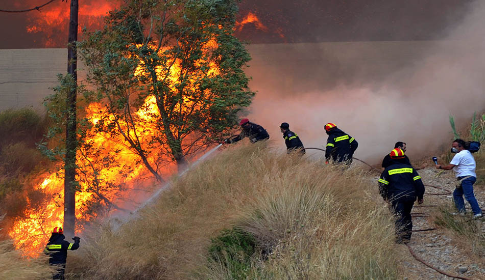 ΚΑΛΑΜΟΣ ΑΤΤΙΚΗΣ: Έφτασαν μέχρι την θάλασσα οι φλόγες - Έκαψαν σπίτια παρά τις υπεράνθρωπες προσπάθειες – ΦΩΤΟΓΡΑΦΙΕΣ - VIDEO